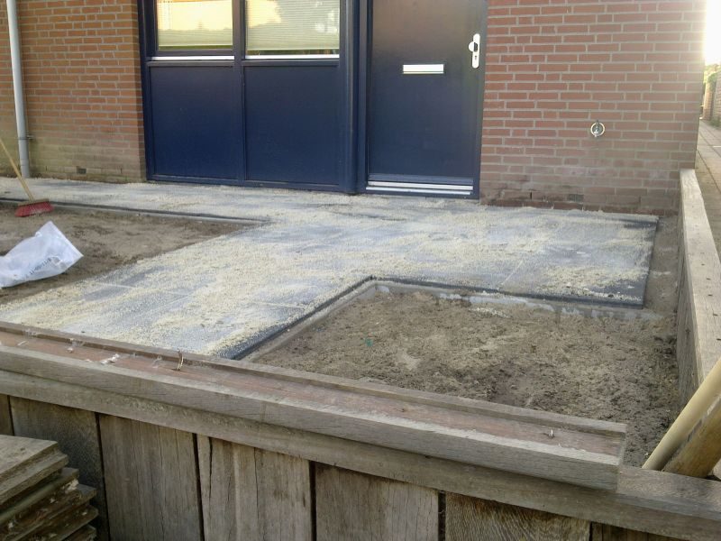 Afgewerkt terras van betontegels