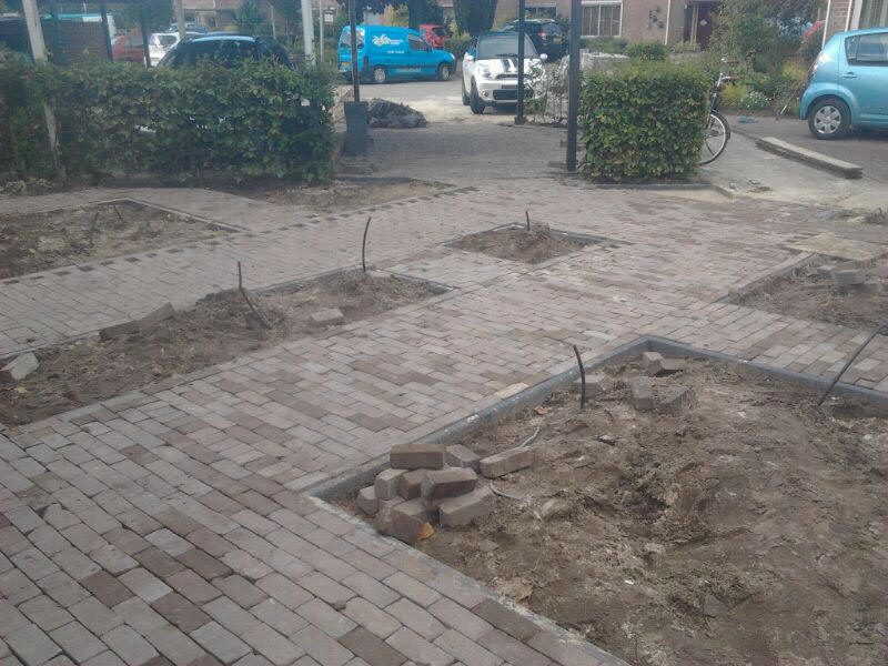 Oprit van gebakken klinkers in aanleg