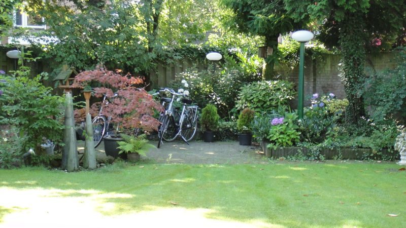 Zicht op de woning vanaf de achterzijde van de tuin