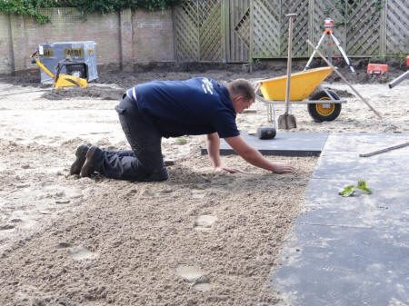 Voorbereiding van straatwerk in een tuin